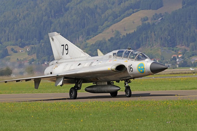 persona analizando gastos y metas financieras con laptop y planilla en Chile