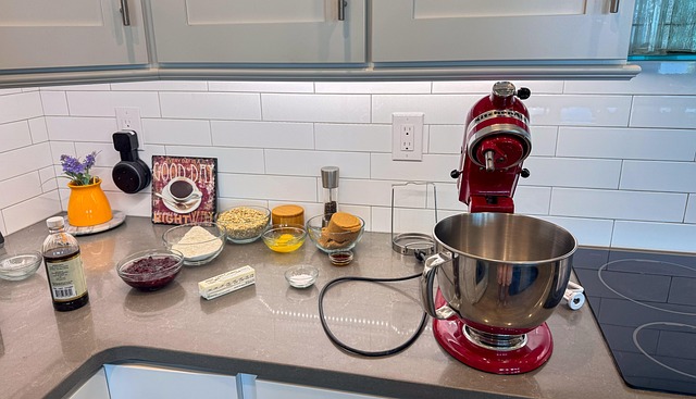 persona revisando contratos y costos financieros con laptop y documentos en oficina en Santiago de Chile